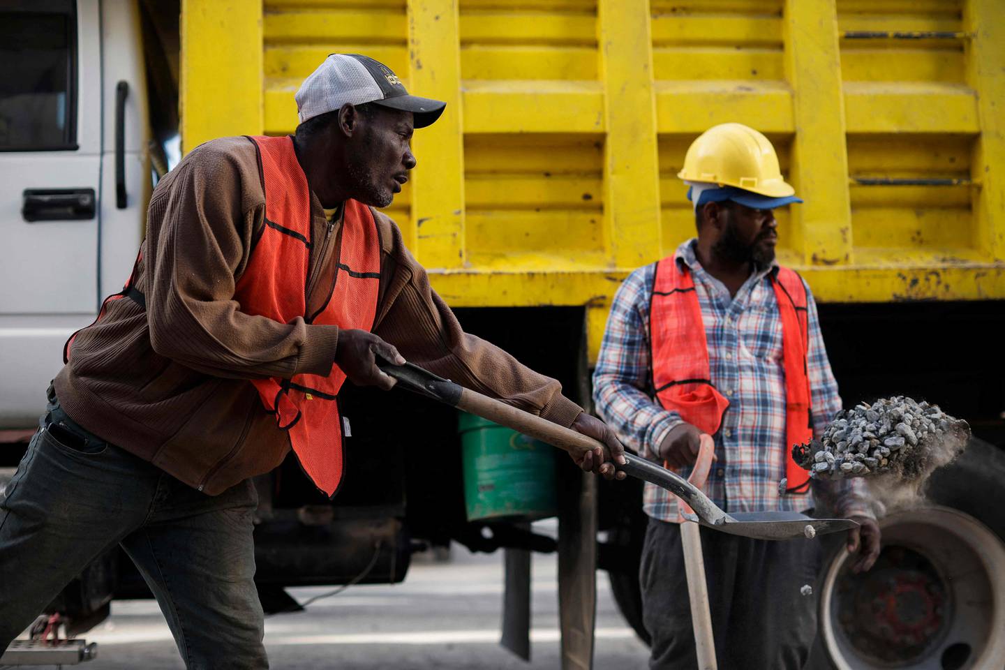 Un migrante haitiano trabaja en una obra de construcción en la Ciudad de México. 141.000 personas buscaron refugio en México en 2023, una cifra récord. La mayoría eran inmigrantes de Haití, Honduras y Cuba que trabajan, especialmente en los sectores de la construcción y el comercio, a menudo mal remunerados. (Foto de Rodrigo OROPEZA/AFP)