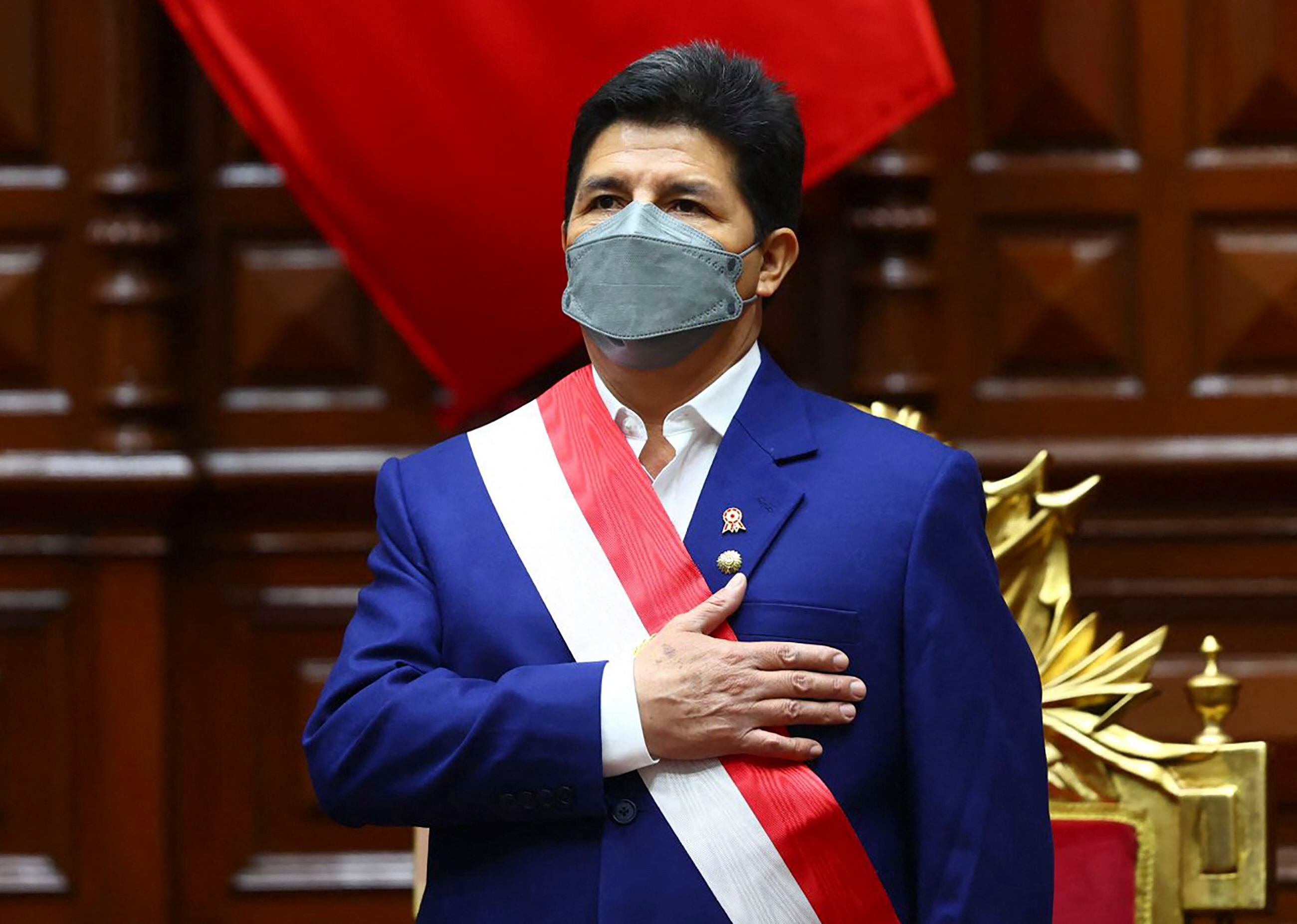 El presidente de Perú, Pedro Castillo, escucha el himno nacional antes de pronunciar su discurso sobre el Estado de la Nación en el Congreso, al cumplir un año en el poder el Día de la Independencia, en Lima.