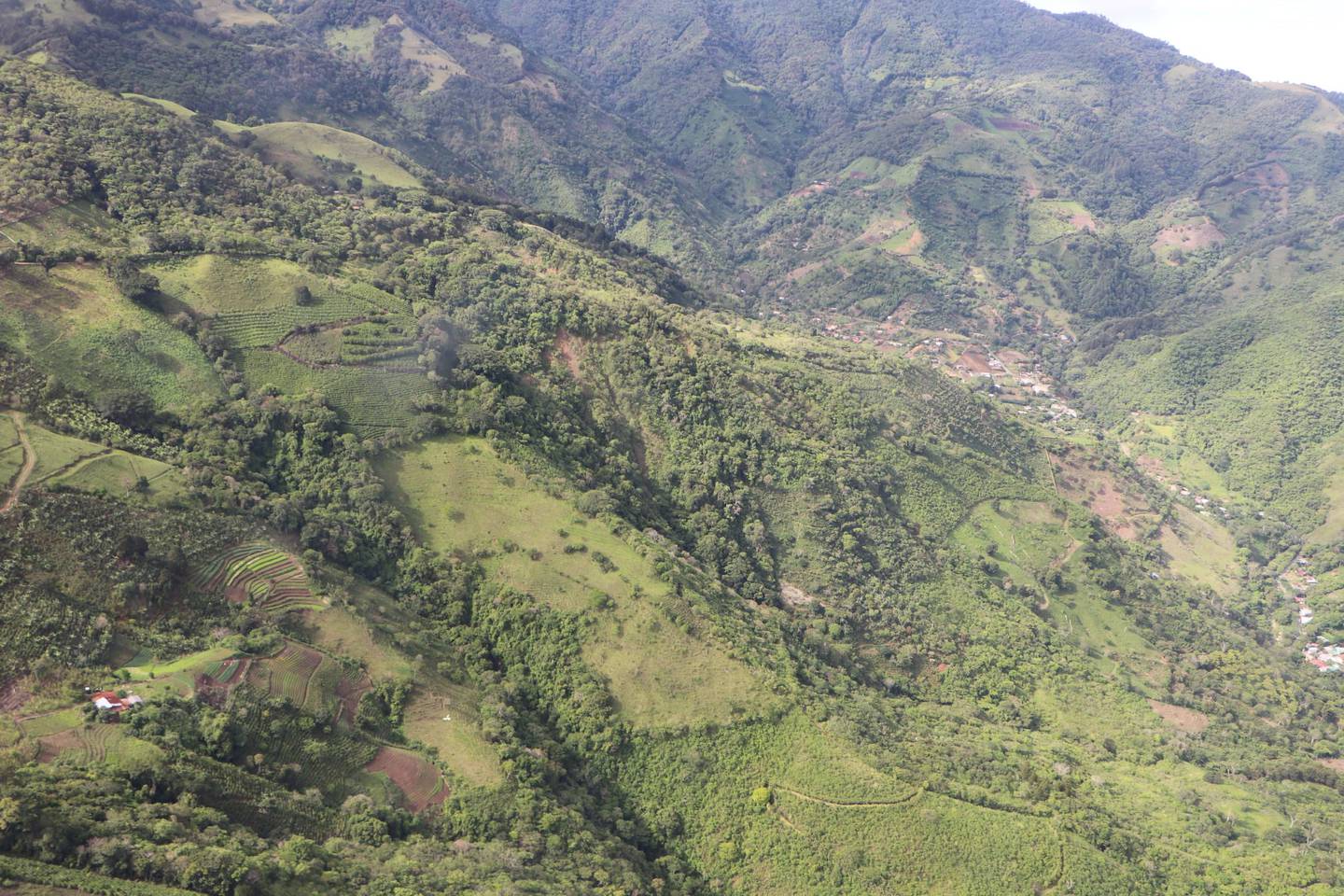 Un sobrevuelo por lo alto del cerro Tapezco, en Santa Ana, el mes pasado, permitió a la CNE descartar por ahora riesgos para los poblados al pie de la montaña. Foto: Cortesía CNE.