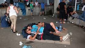Caos en frontera sur obliga a  otorgar visa a 1.500 cubanos