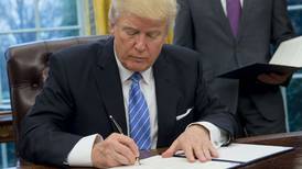 Donald Trump retira a EE. UU. del Acuerdo Transpacífico y congela contratación de empleados del gobierno