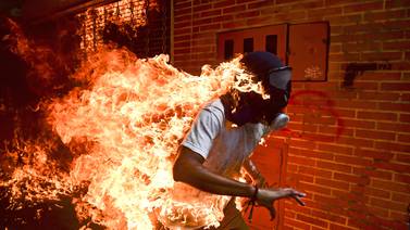 Foto de venezolano envuelto en llamas gana el primer premio del World Press Photo 2018