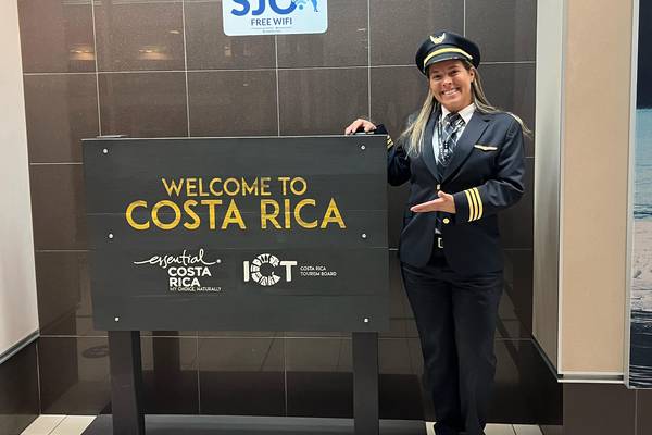 La tica Nathalie Jiménez ahora vuela en la cabina de un avión de United
