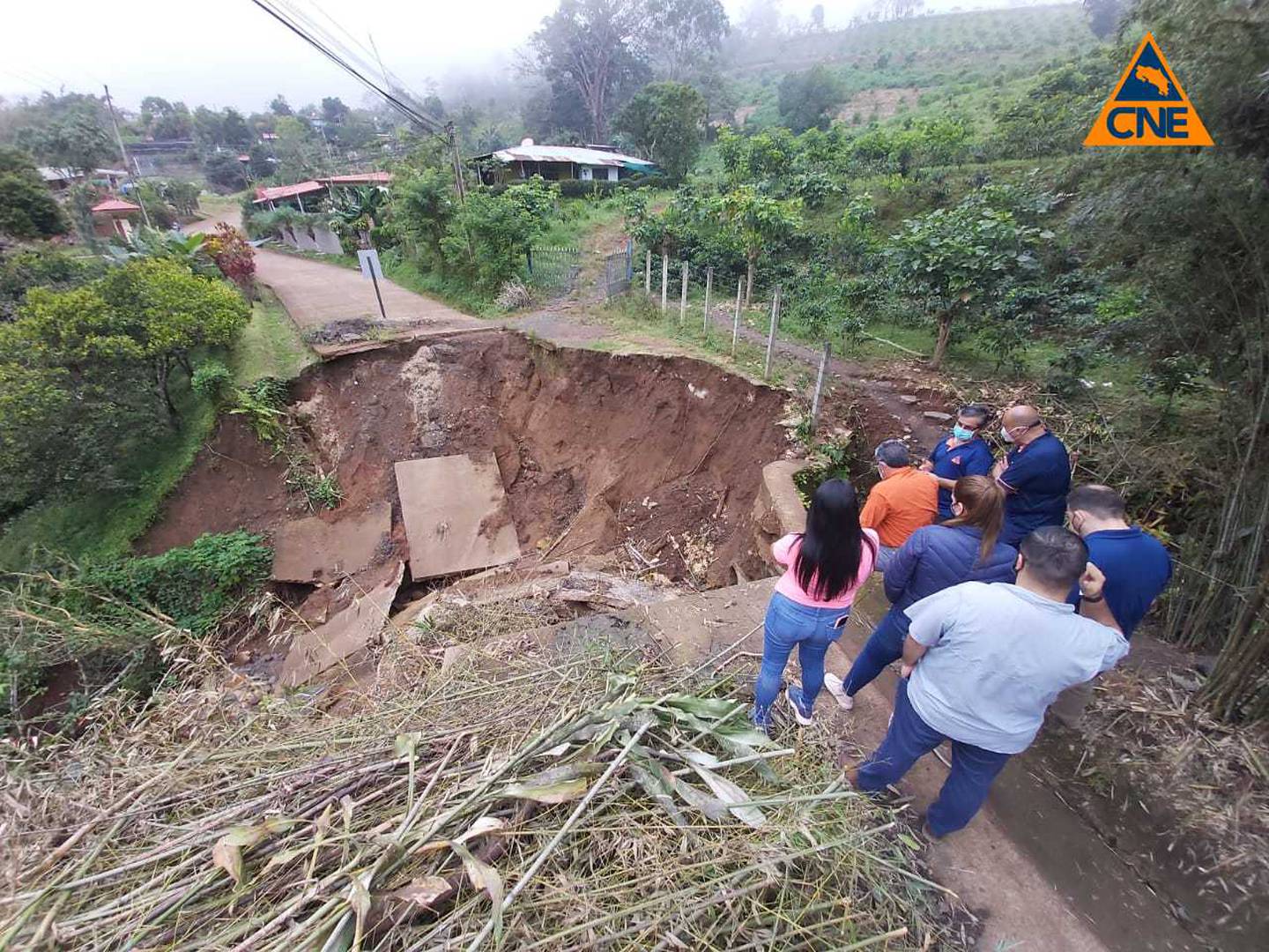 No solo en el Pacífico hubo daños por el efecto indirecto del huracán Eta, en Puriscal también hubo pueblos incomunicados y la reparación de caminos sigue. Foto: CNE.
