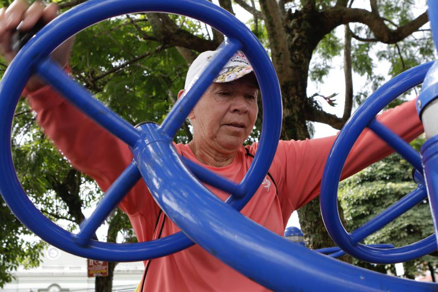 Envejecimiento saludable. Grace brizuela, de 72 años, en el parque de Aserrí. 17 de octubre 2023
