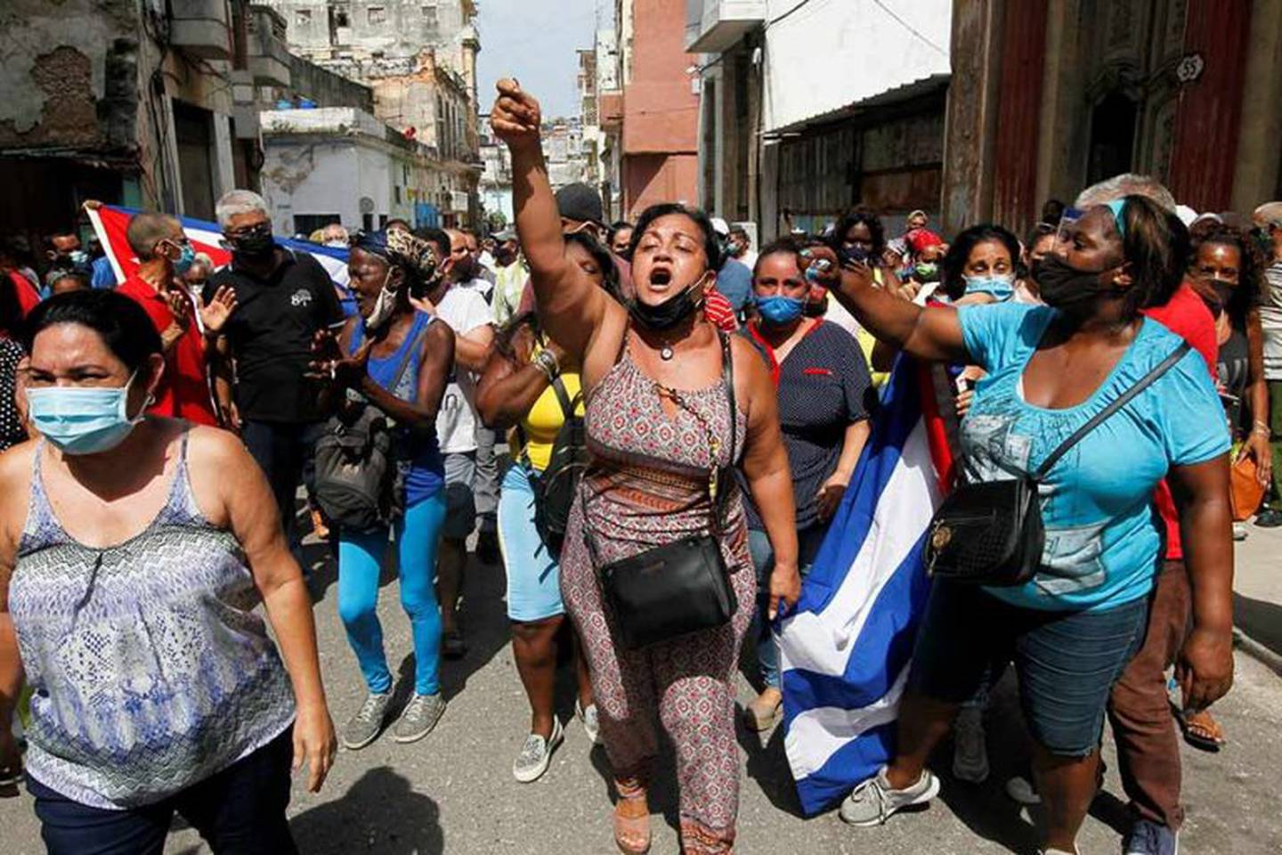 Una mujer eleva su puño por lo alto en una de las manifestaciones que se dieron en el 2021 en Cuba, la cual quedó registrada para el filme 'Dos Patrias'. Foto: Cortesía