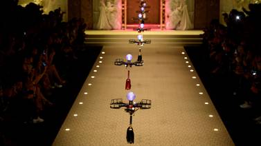 Drones se apoderan de la pasarela de la Semana de la Moda de Milán