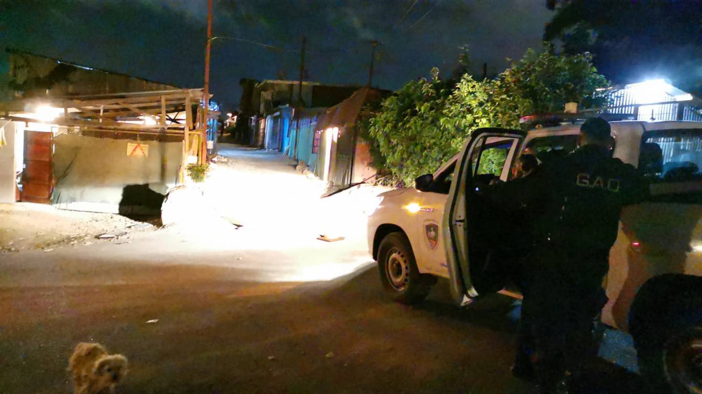 La Fuerza Pública esperó en el sitio hasta que el OIJ terminara las pesquisas y levantara el cuerpo de la niña fllecida en circusntancias que se investigan. Foto: Keyna Calderón.
