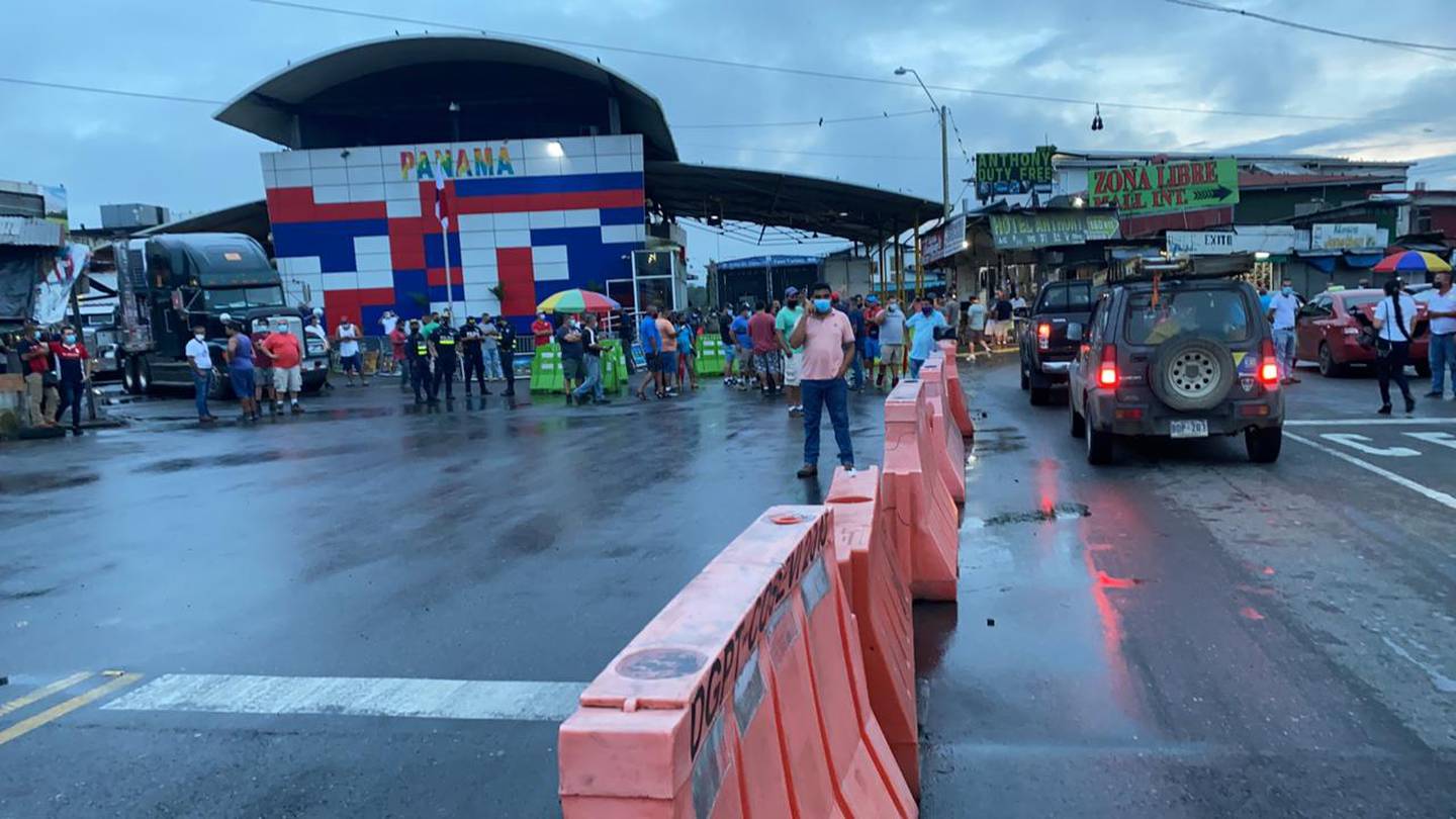 Transportistas costarricenses bloquearon el paso, este 21 de octubre, en Paso Canoas, por un cambio abrupto en las medidas aplicadas por la aduana panameña. Foto: Cortesía de Pegando Porte
