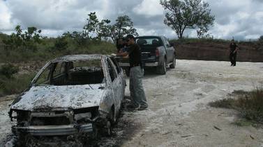 Sujetos matan a profesor pensionado con destornillador y queman su vehículo