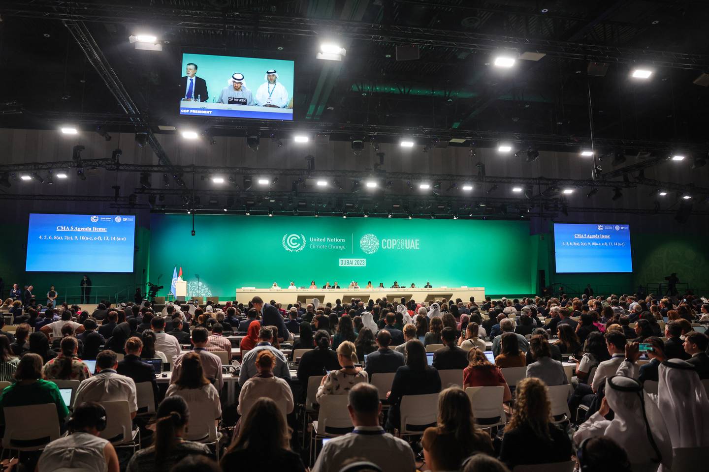 Negociadores en la sesión plenaria de la COP28 en la cumbre climática de las Naciones Unidas en Dubai este 13 de diciembre de madrugada aplaudieron un primer acuerdo climático que exige al mundo abandonar los combustibles fósiles. Fotografía: AFP