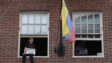 Cortan la luz a la embajada de Venezuela en EE.UU., tomada por activistas