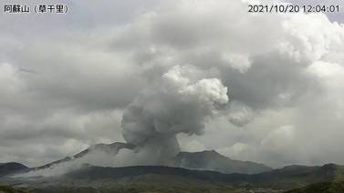 Volcán Monte Aso entra en erupción en Japón