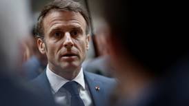 Emmanuel Macron recurre a un plazo de 100 días para superar crisis de pensiones en Francia