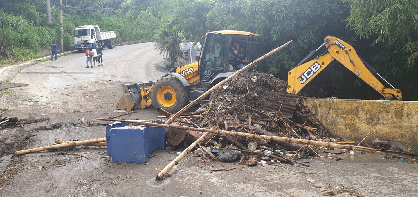 La mquinaria sacó 12 toneladas de basura en el bajo Los Ledezma en La Uruca, El paso fue rehabilitado esta mañana. Foto: Cortesía Municipalidad de San José.