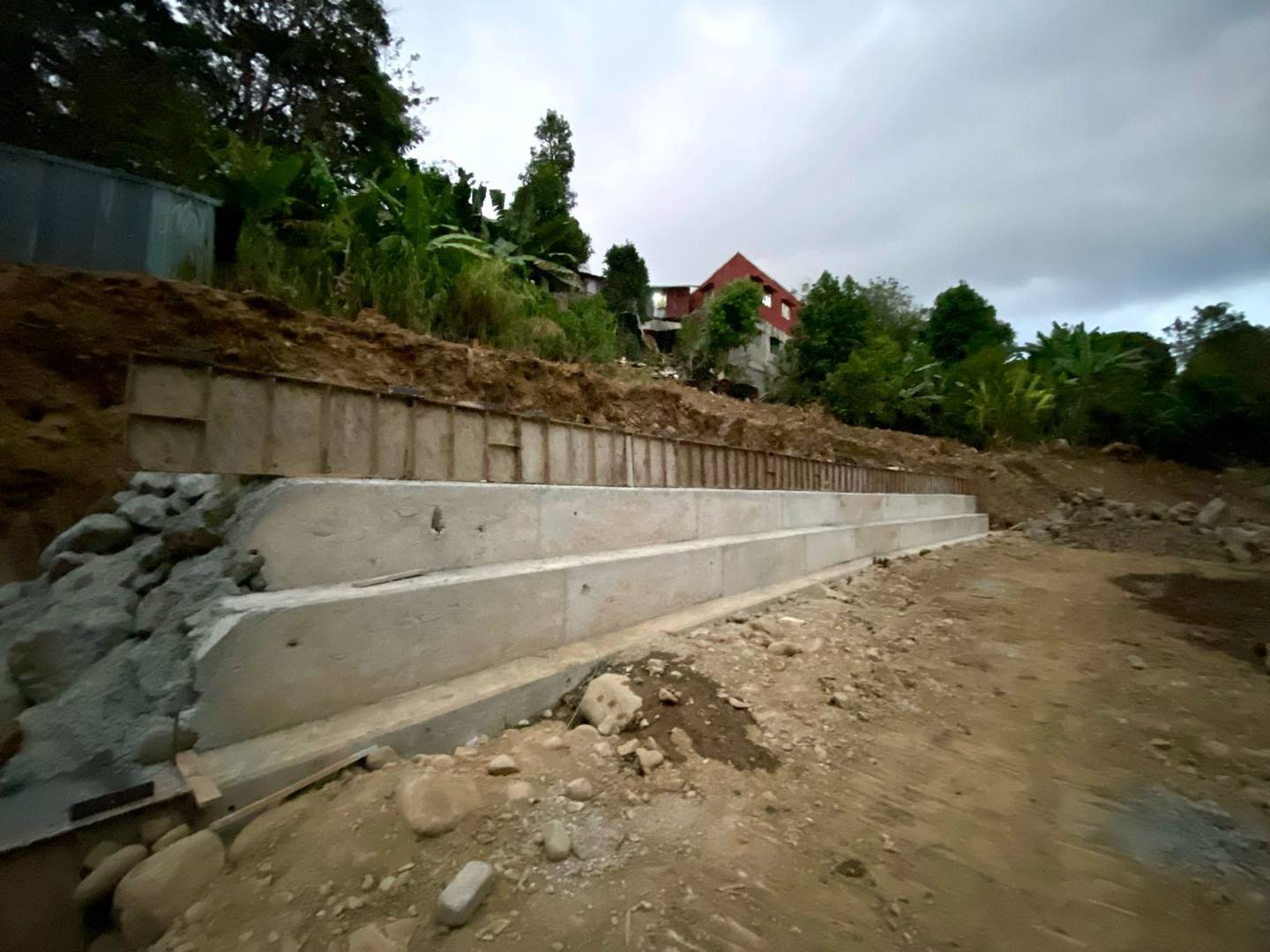 Un muro de 60 metros de largo y más de cinco de alto protegerá de destructiras inundaciones a vecinos de Calle Areneros en San Fafael Abajo de Desamparados. Foto: Cortesía Rocío Quesada.