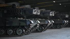 Alemania exhibe los tanques que entregará a Ucrania