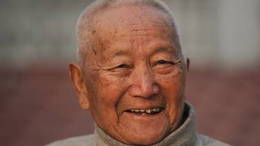 Anciano de 85 años que quería volver a batir récord en Everest fallece en campo base