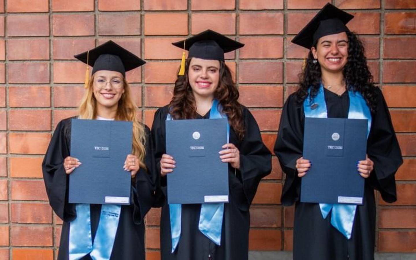 Valentina Campos Aguilar, Natalia Calderón Barboza, y María Elena Esquivel Murillo se convirtieron en las primeras mujeres en obtener este grado académica