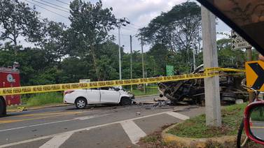 Conductores de camión y vehículo liviano mueren al colisionar en Bahía Ballena