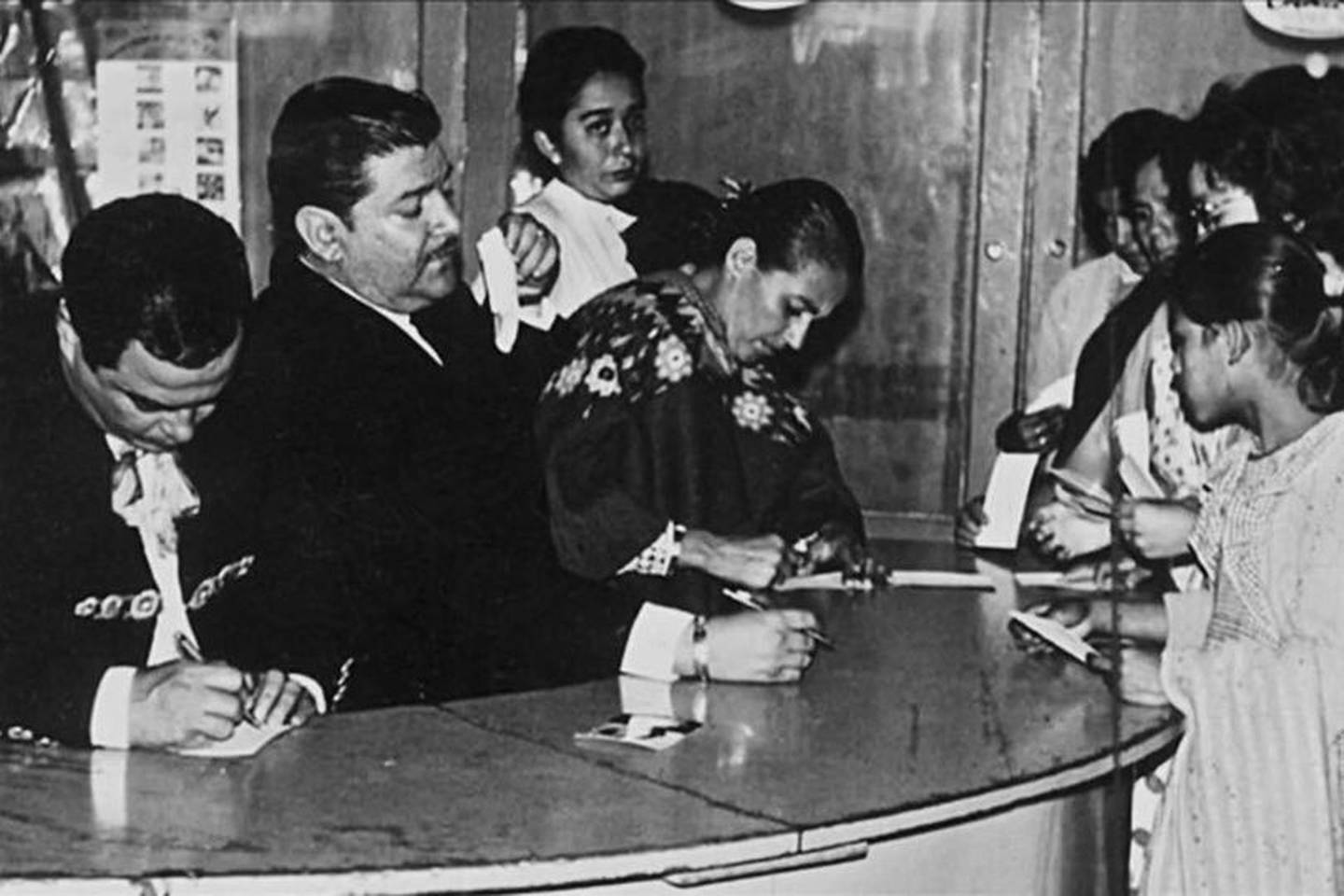 Chavela Vargas y José Alfredo Jiménez durante una firma de autógrafos.