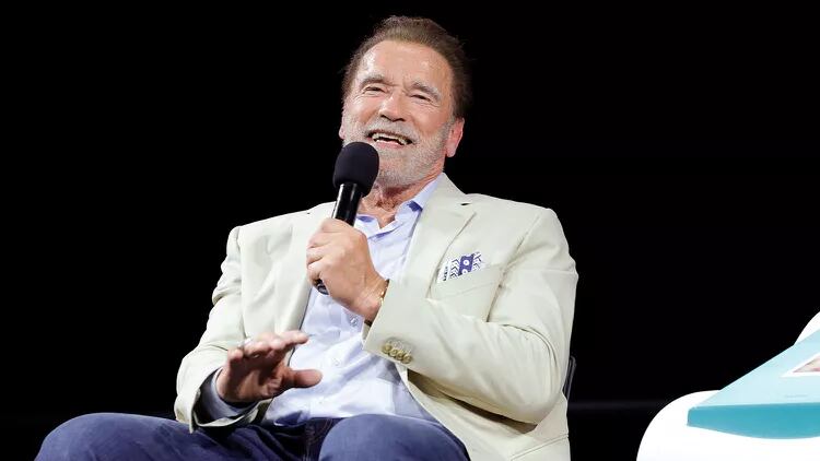 Arnold Schwarzenegger reveló en su podcast 'Arnold’s Pump Club' que nació con una válvula aórtica bicúspide y que, debido a las cirugías realizadas por esa condición, le colocaron el marcapasos.