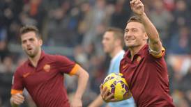 Francesco Totti salva empate de la Roma 2-2 en el derbi ante Lazio