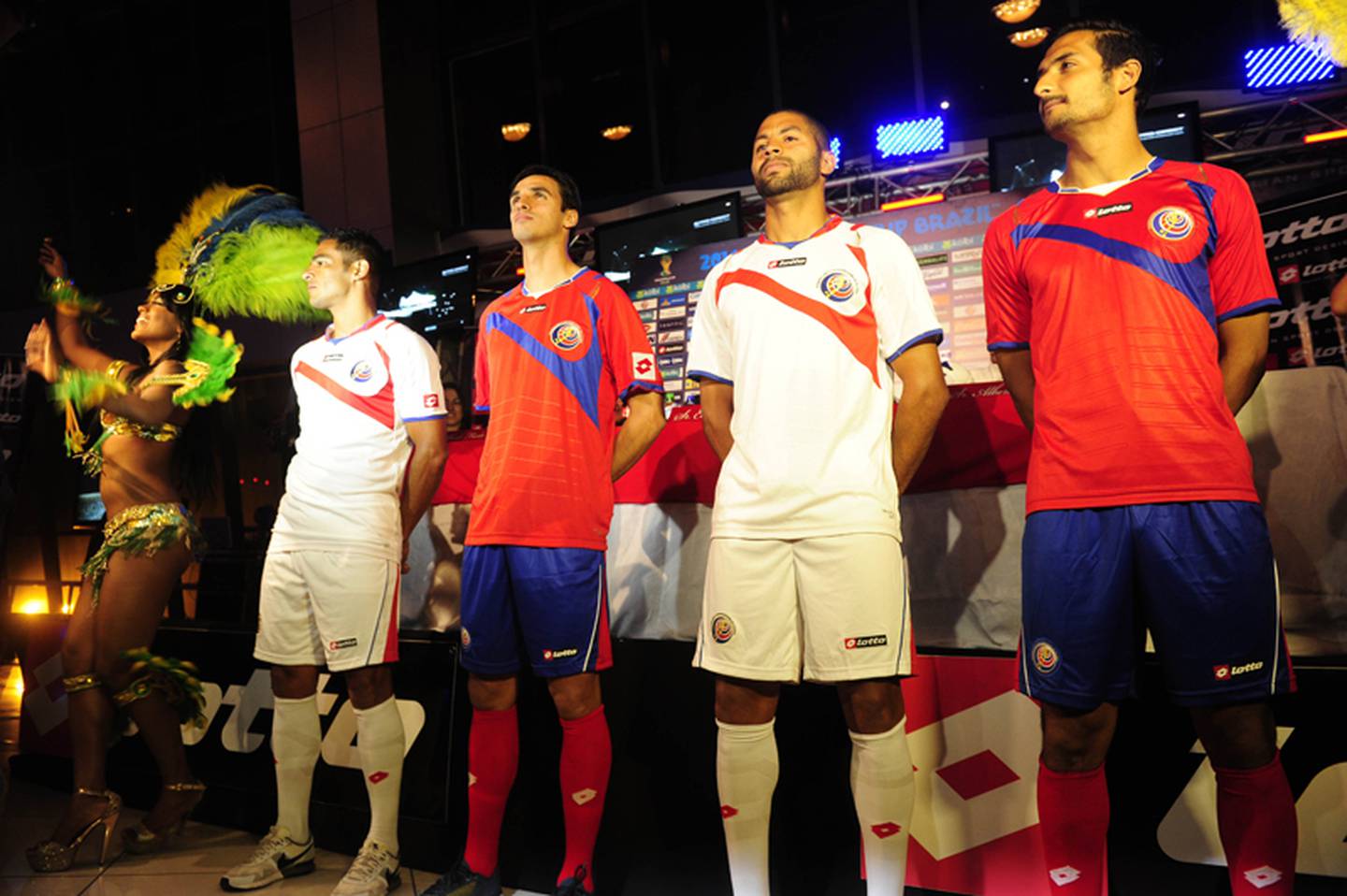 Selección de Costa Rica mostró el nuevo uniforme que la cobijará en el Mundial  Brasil 2014 | La Nación