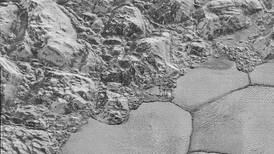 Descubren montículos en Plutón formados por granos congelados de metano