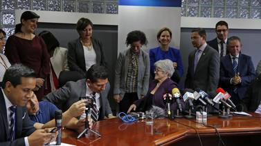 Uno por uno, 15 ministros llegaron de sorpresa a acuerpar a Rocío Aguilar en su despedida