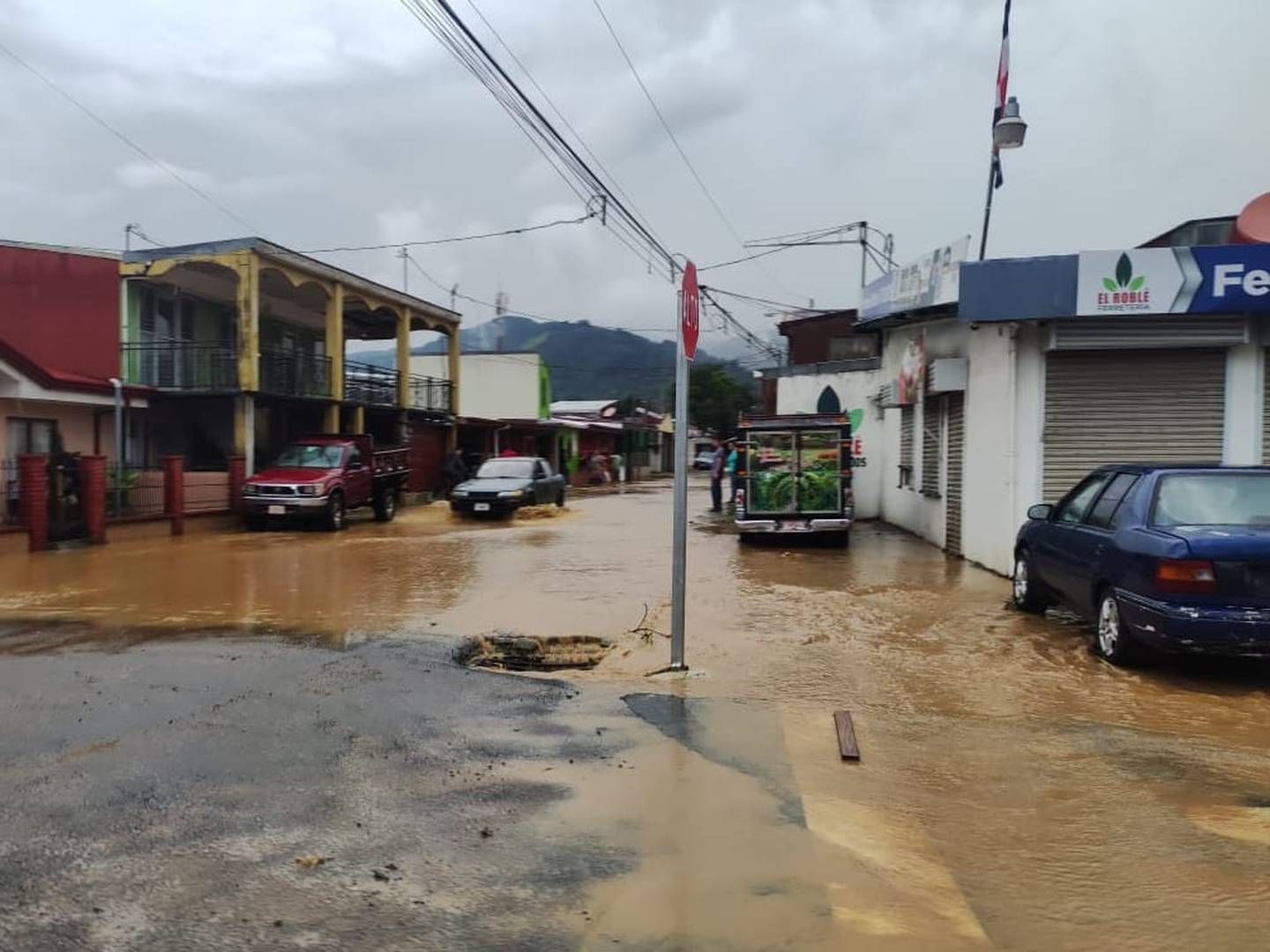 Las calles de Tobosi de El Guarco, Cartago, muestran la fuerza con que corrió el agua que ingresó a decenas de casas de la zona. Foto: Keyna Calderón.