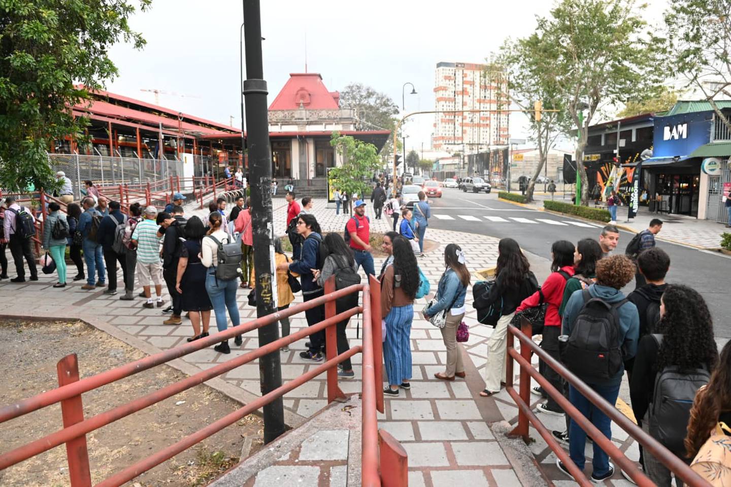 Este viernes en horas de la tarde la fila para abordar los trenes que van hacia Heredia y Alajuela se extendía varios metros a las afueras de la estación. Foto: Albert Marín.