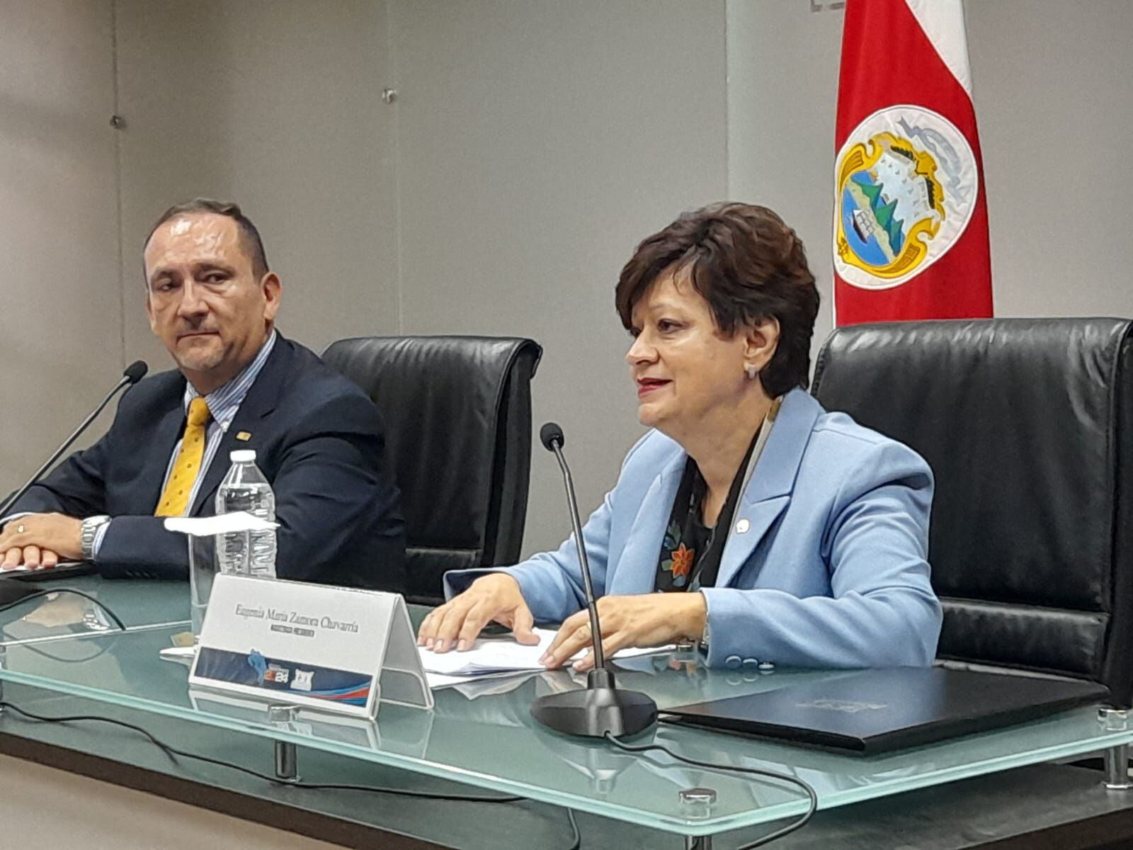 Eugenia Zamora, presidenta del TSE; y Héctor Fernández, director de Registro Electoral; en conferencia de prensa sobre las elecciones municipales del 2024. Foto: TSE