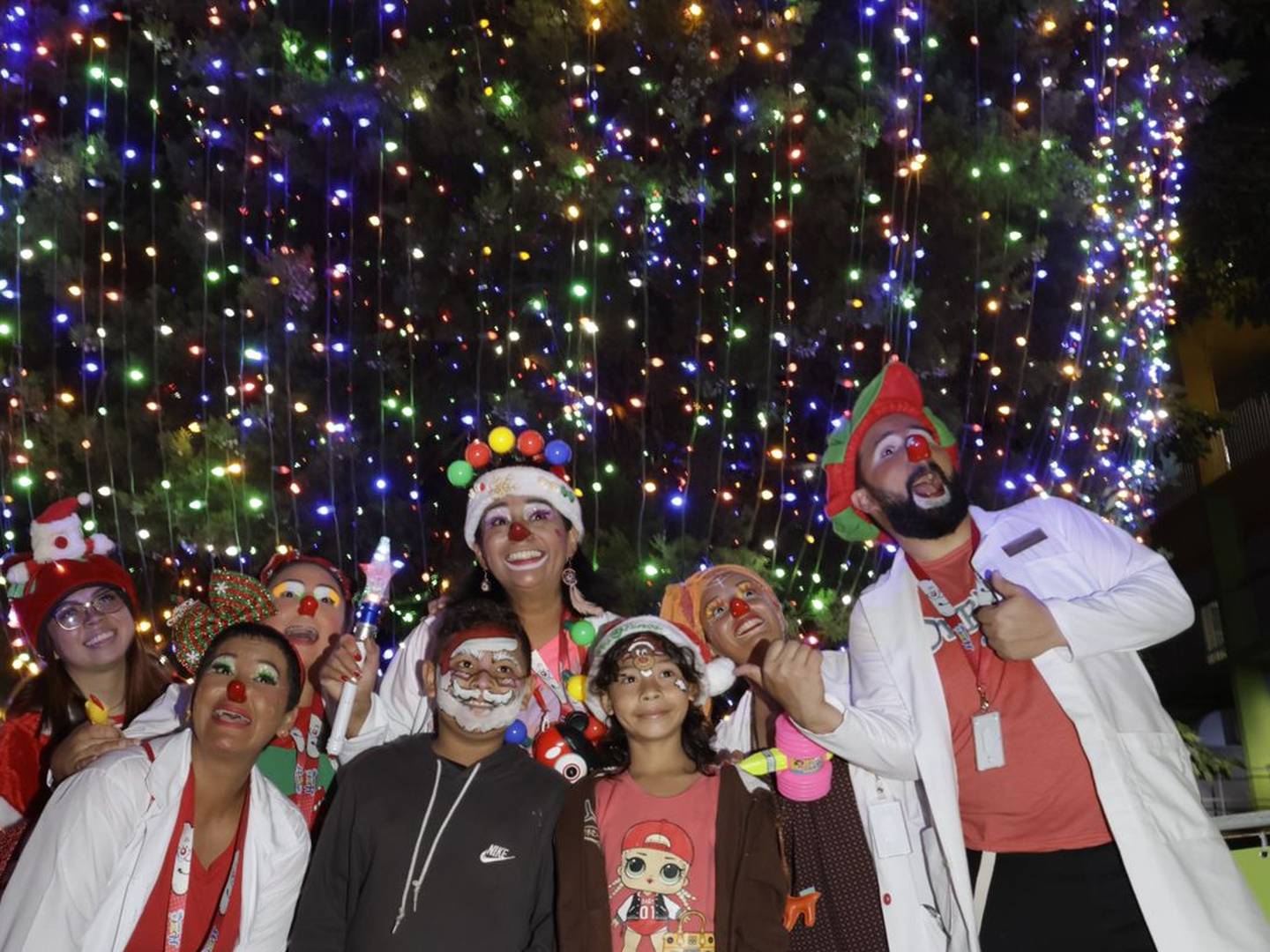 El brillo, el color y las caras alegres reinaron la tarde de este jueves en paseo Colón, con la iluminación del árbol de Navidad del Hospital Nacional de Niños. Foto: Mayela López