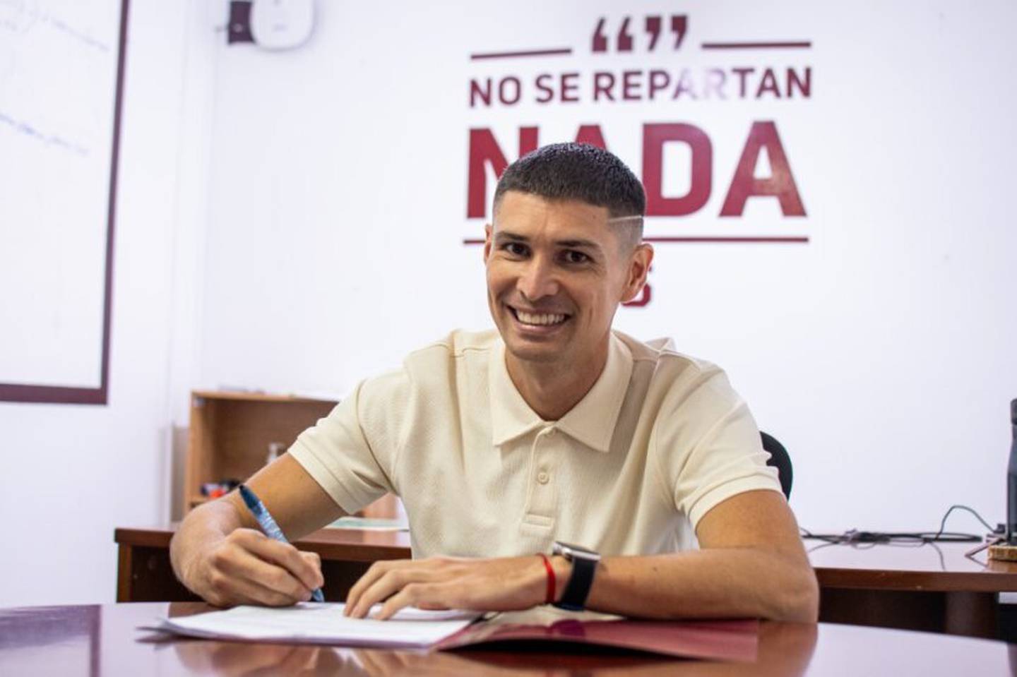 Joseph Mora firmó con el Saprissa por los próximos dos años. Foto: Prensa Saprissa