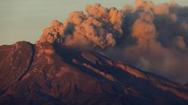 Volcán en Chile     sigue    expulsando    cenizas