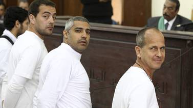  Egipto lleva a cárcel a tres   periodistas de  red al-Yazira