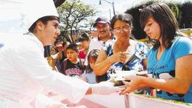 Miles de ticos ‘toman’ el Paseo Colón para disfrutar las delicias del tamal