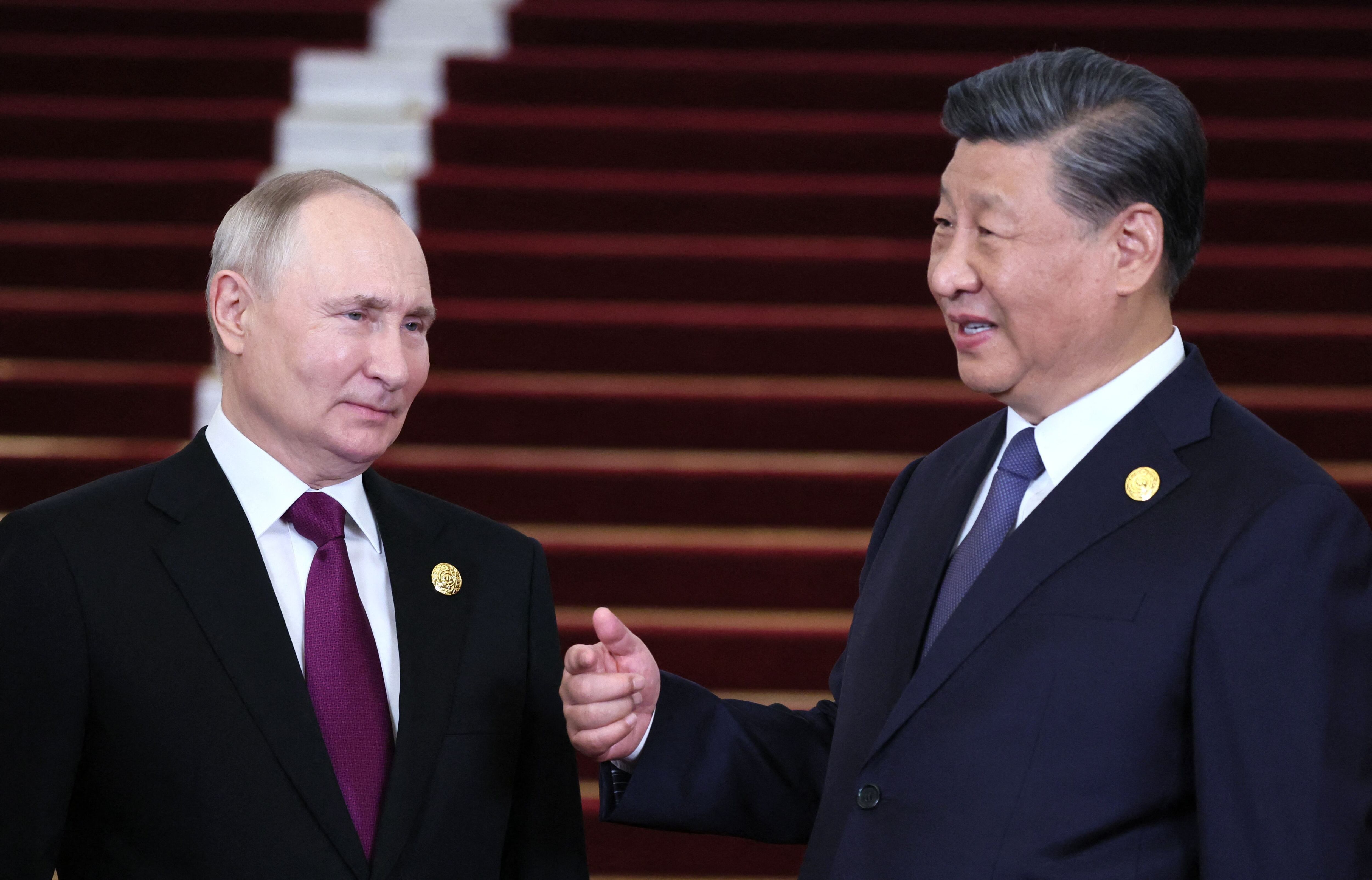 El presidente de la República Popular China Xi Jinping, felicitó mediante la televisión estatal china a su homólogo, Vladimir Putin por su victoria del domingo. Foto: Sergei SAVOSTYANOV/POOL/AFP)