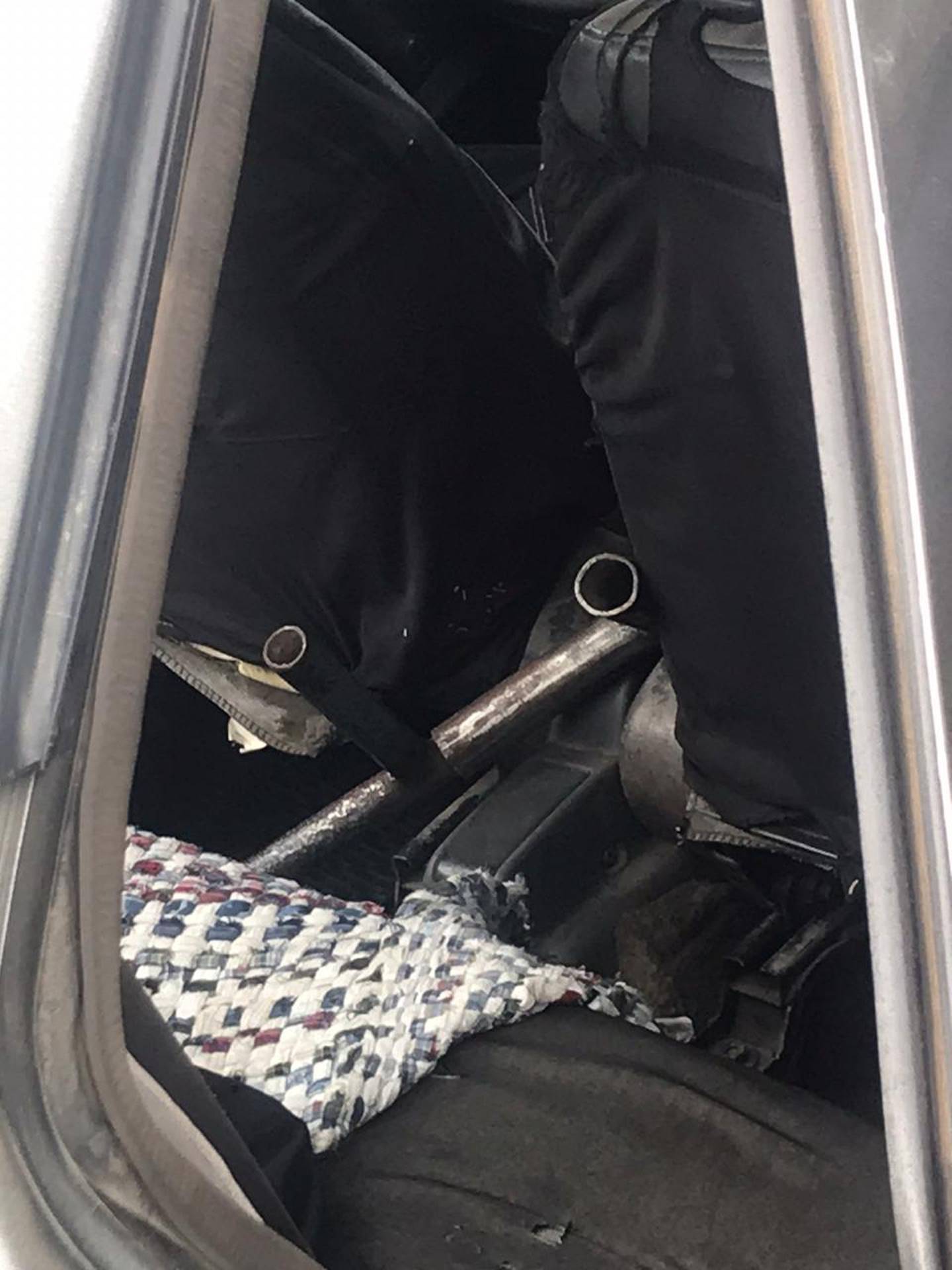 Una escopeta hechiza, un revólver y botellas de licor robadas del minisúper fueron halladas por la Policía en el Nissan detenido frente a la Metalco de Orotina, cuando los sospechosos iban en fuga. Foto: Andrés Garita.