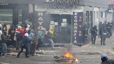 Presidente llama a diálogo mientras violentas protestas sacuden Quito  