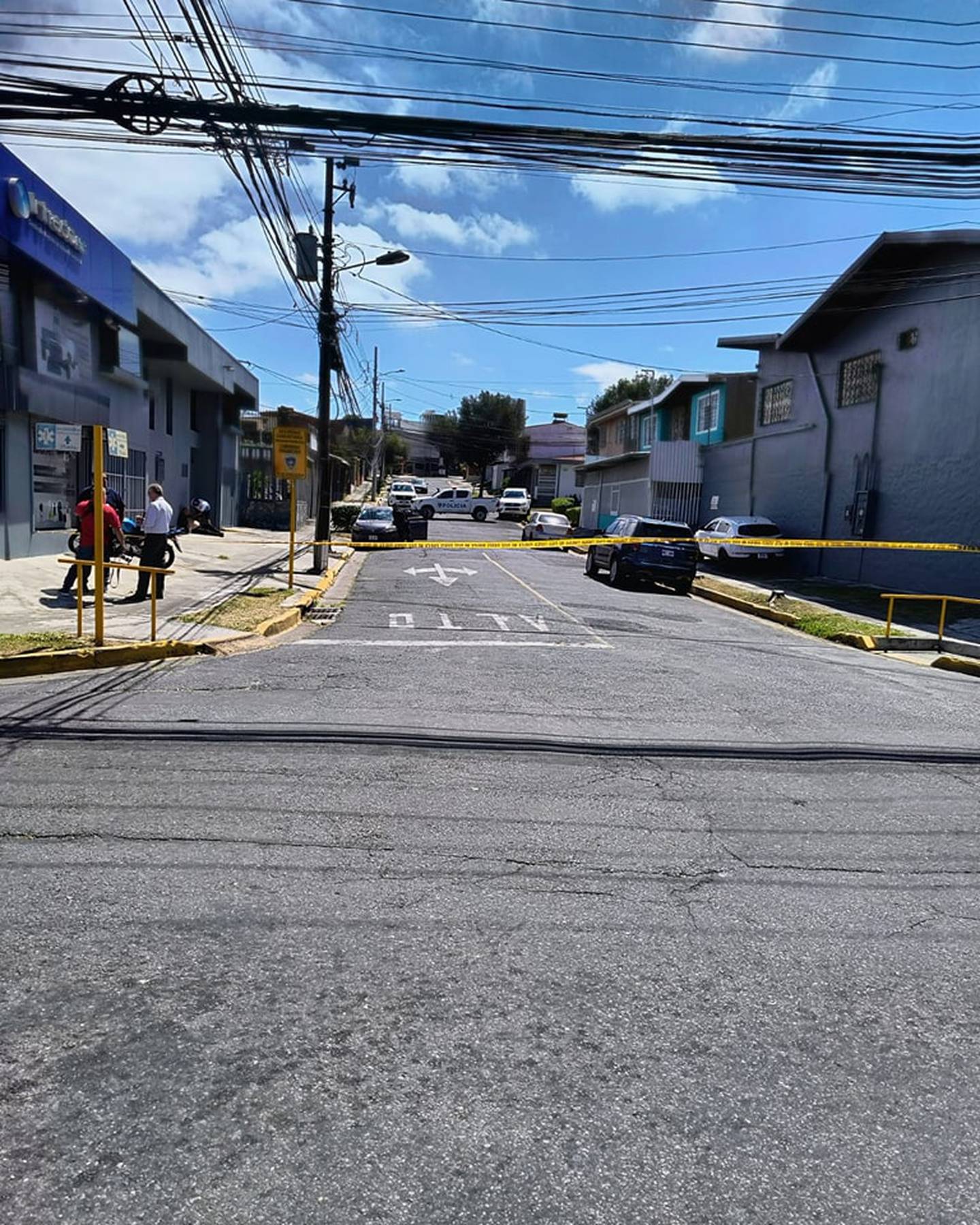 La zona del tiroteo en La Uruca fue cerrada a la espera de agentesdel OIJ. Foto:; Cortesía
