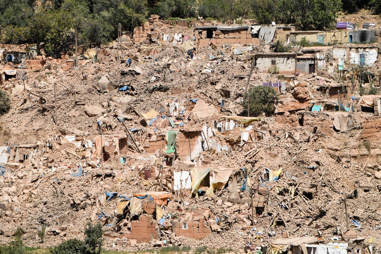 Una vista general muestra los daños y la destrucción en la aldea de Tiksit, al sur de Adassil