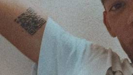 Joven italiano se tatúa su pasaporte sanitario en el brazo