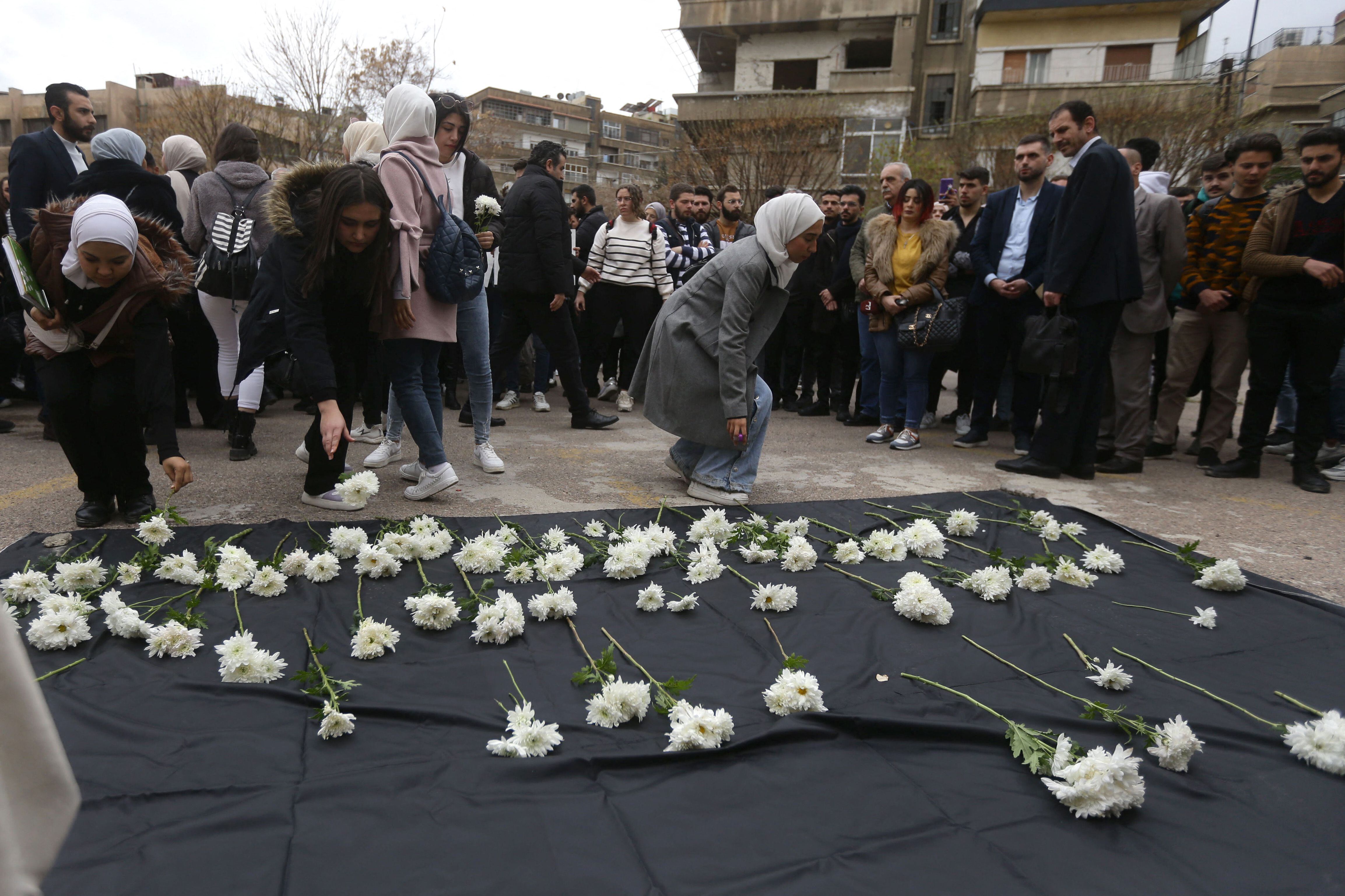 Estudiantes colocaron flores en un monumento improvisado frente a la embajada rusa en Damasco el 24 de marzo, para expresar solidaridad con las víctimas del ataque en Moscú.
