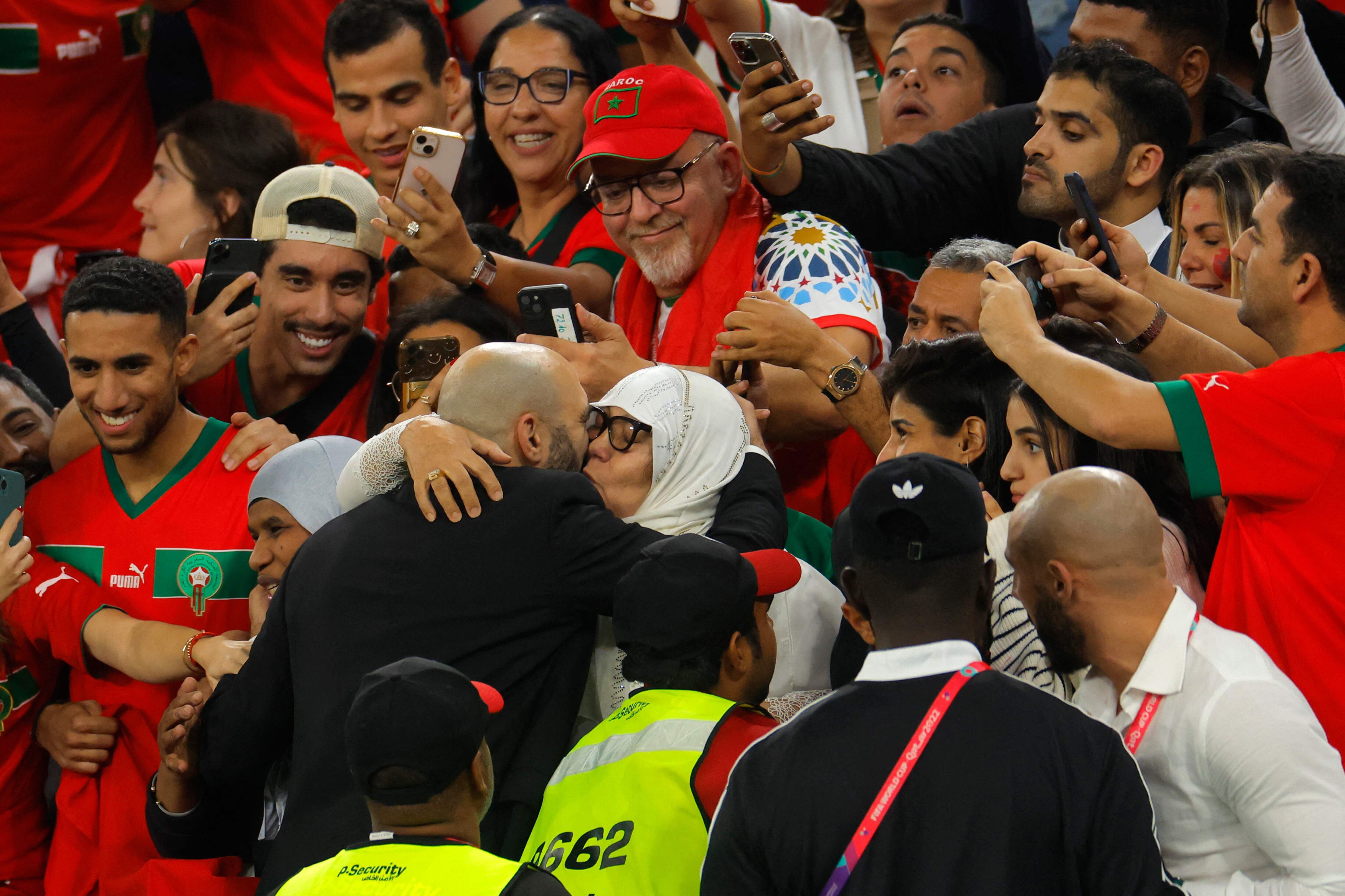 El entrenador de Marruecos #00 Walid Regragui (L) celebra después de ganar el partido de fútbol de cuartos de final de la Copa Mundial de Qatar 2022 entre Marruecos y Portugal en el Estadio Al-Thumama en Doha