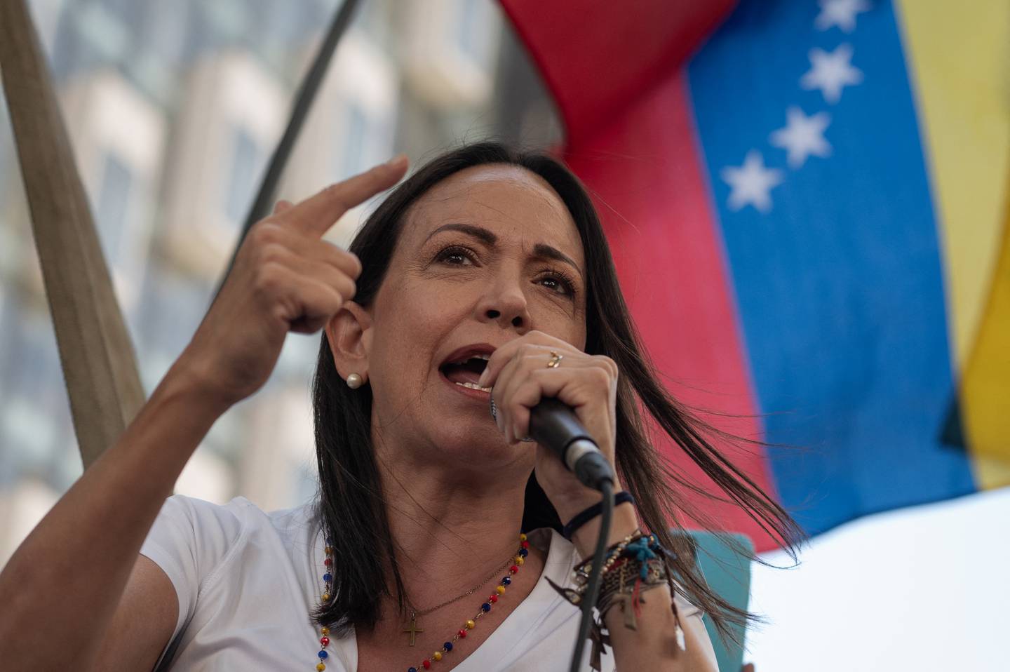 María Corina Machado, opositora venezolana inhabilitada políticamente, es víctima de las inhabilitaciones políticas son una vieja arma del chavismo para sacar del medio a sus rivales.