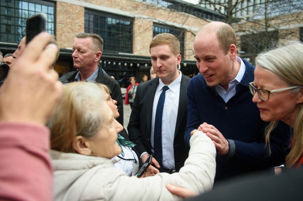 El Príncipe William es quien continúa en la línea de sucesión al trono. Acá aparece con algunos seguidores suyos en una visita a un asilo de adultos mayores.