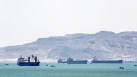 Muebles, ovejas y petróleo, el variado flete bloqueado en el canal de Suez