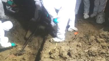 Policía encuentra enterrados cuerpos de pescador y sobrino dentro de una fosa en finca de Limón